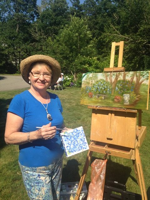 Guild member Chris Bank painting at the Cape Cod Hydrangea Festival